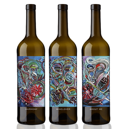 Queste bottiglie di Buchmann Wines presentano un'opera d'arte su ogni bottiglia.