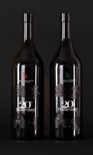 La bottiglia magnum personalizzata di Martial Neyroud su sfondo nero.