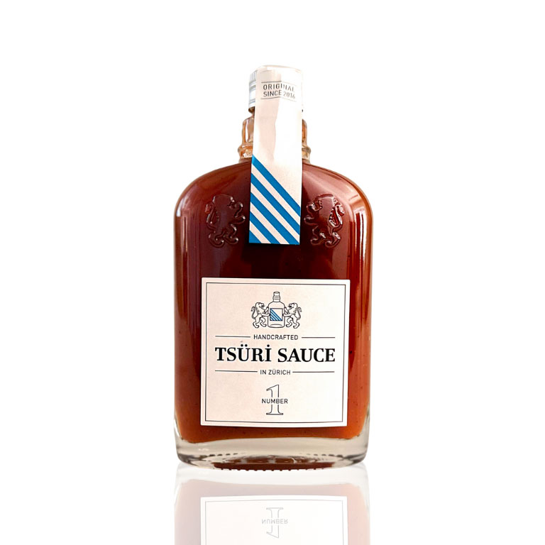La forme blanche de la bouteille de sauce Tsüri avec un embossage positif