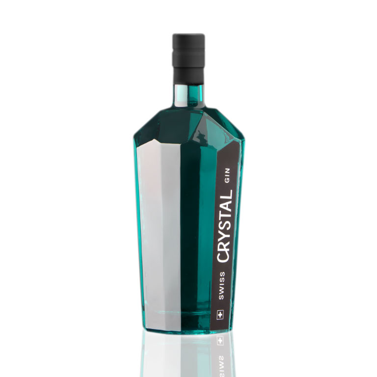 Propre bouteille de gin en forme de bouteille dans une pissette verte avec un liquide transparent.