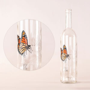 Grâce à des connaissances spécialisées, les designs sont également visibles à travers la face opposée de l'emballage en verre.