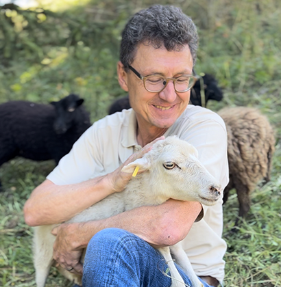 Olivier Mounir avec une de ses collaboratrices moutons