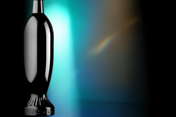 Una bottiglia di vino in vetro a forma di siluro.