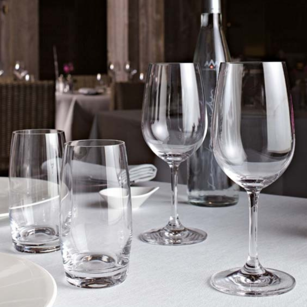 Grand choix de verres de table