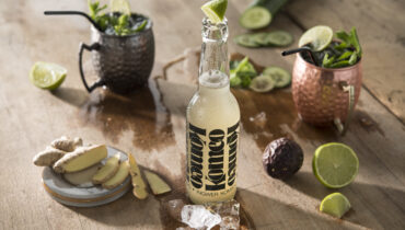 Glass bottle of Komeo Kombucha, "No and low alcohol" ©Komeo AG