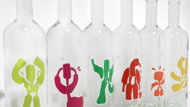 Jede Flasche dieser Spezialedition ist ein Kunstwerk für sich, geprägt durch innovative Designs, die sechs verschiedene Expressionen des Chasselas darstellen.