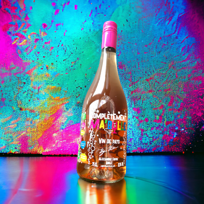 Drôle et stylée : la bouteille de vin mousseux a été personnalisée avec de nombreuses couleurs.