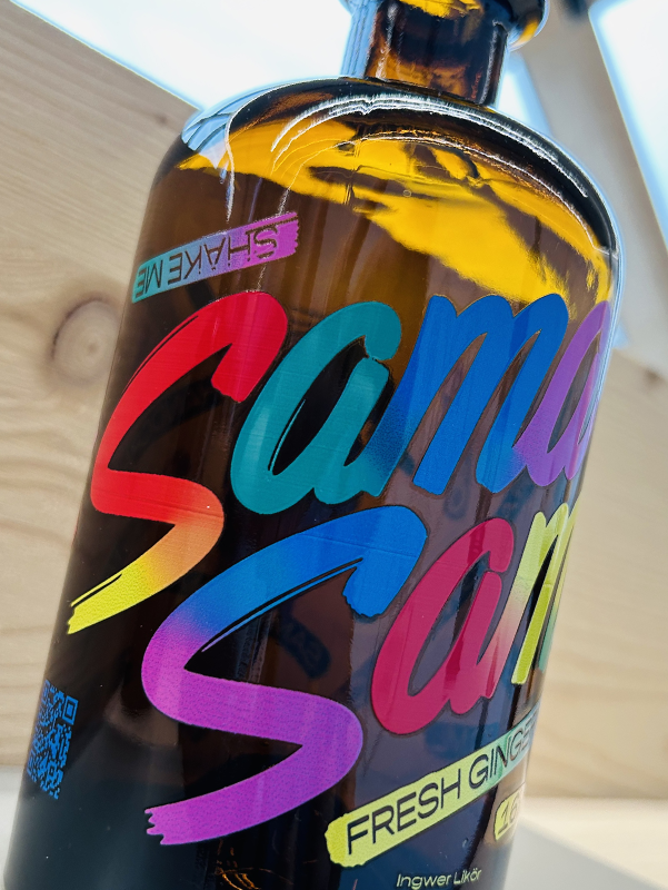 Die Zweitausgabe der Apothekerflasche für Sama Sama im Digitaldruckverfahren.