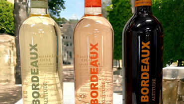 Teaser: Zum ersten Mal innoviert das Weingut Poitevin mit personalisierten Weinflaschen im Siebdruck für drei verschiedene Weine.