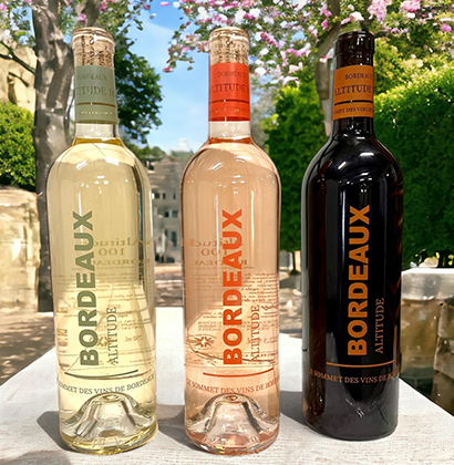 Teaser: Pour la première fois, le Vignoble Poitevin innove en adoptant des bouteilles de vin personnalisées en sérigraphie pour trois vins différents.
