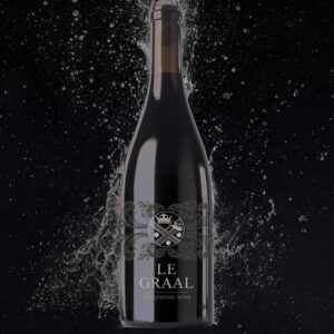 Die Pinot Noir-Flasche "Le Graal" bietet eine bemerkenswerte Optik mit einem Siebdruckdesign, mit barocken Akzenten, das die gesamte Flasche umhüllt.