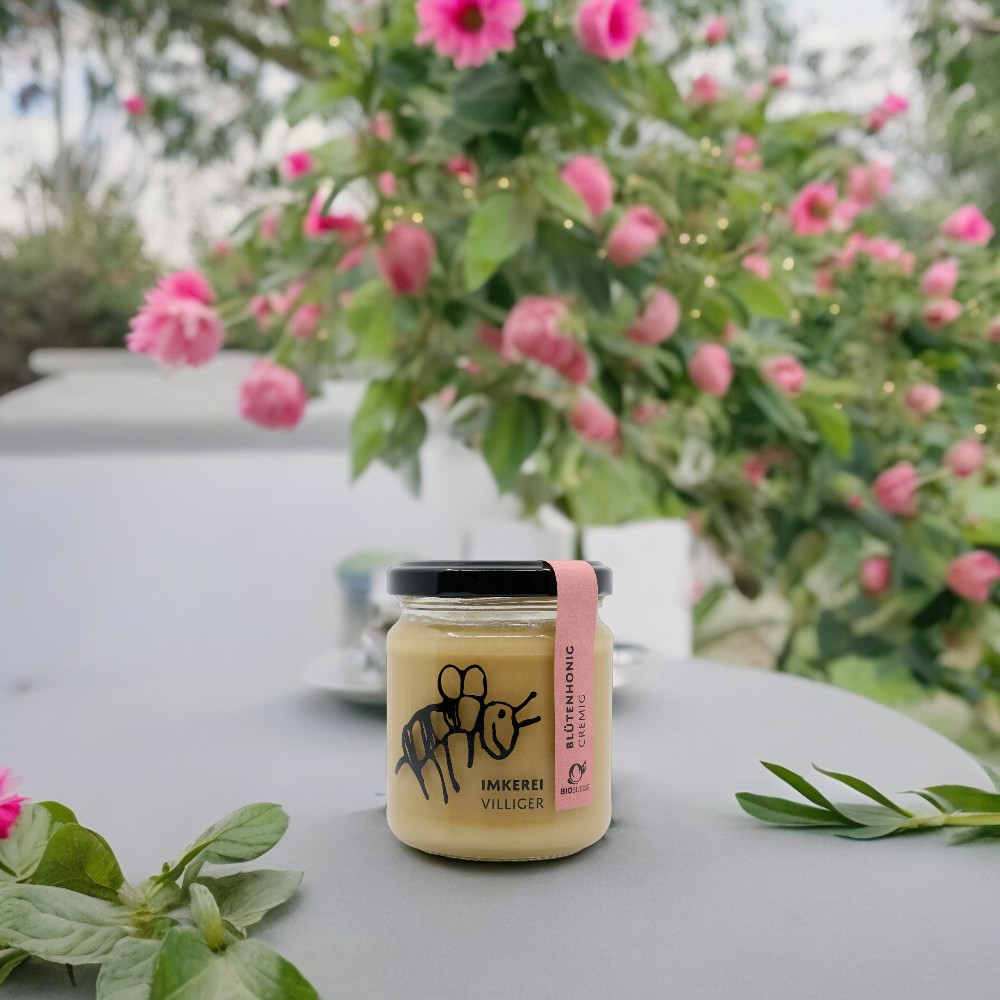 Vaso di miele personalizzato Imkerei Villiger, serigrafato. I vasetti possono essere restituiti vuoti, puliti e riutilizzati per ridurre l'impatto ambientale.