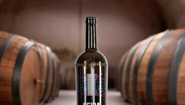 Per questo progetto, l’azienda vinicola St. Jodern di Visperterminen ha utilizzato il proprio stampo per bottiglie. Questo è stato stampato con il processo di stampa digitale.