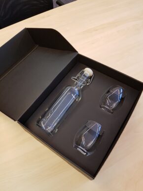 Geschenkbox mit 1 Pure Bottle 75cl und 2 Primary-Wassergläsern 35cl